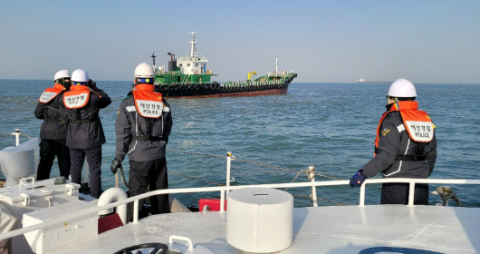 인천해경이 추가 피해를 예방하기 위해 사고선박 안전관리를 하는 장면 [사진=인천해경]