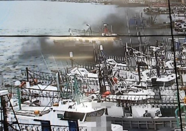 지난 1월 28일 완도항 해상에 검은 기름 등 검댕을 배출하는 선박을 CCTV로 확인한 모습 [사진=해양경찰청]
