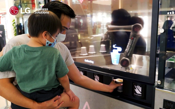 LG전자의 투명 올레드 사이니지가 설치된 싱가포르의 무인 커피매장 [사진=LG전자]