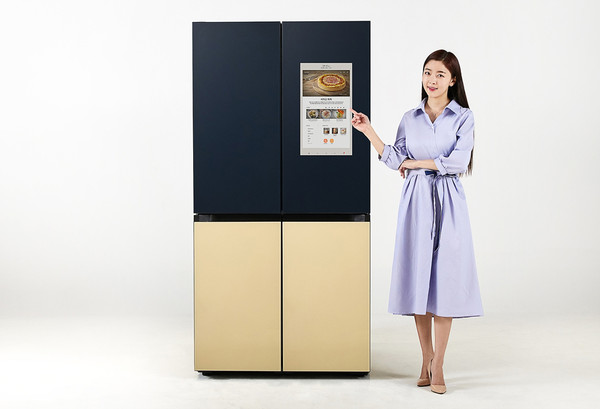 삼성전자 모델이 신제품 ‘비스포크 냉장고 패밀리허브’를 소개하고 있다 [사진=삼성전자]
