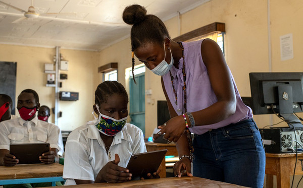 케냐 카쿠마 난민촌 그린라이트 중등학교 교사와 학생이 ‘갤럭시탭’을 활용해 수업을 하고 있다 [사진=유엔난민기구, ©UNHCR/Samuel Otieno]