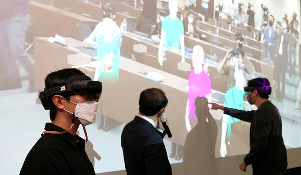 포스텍 학생들이 VR 기기를 착용한 채 가상현실과 상호작용하며 물리실험 실습에 참여하고 있다 [사진=포스텍]