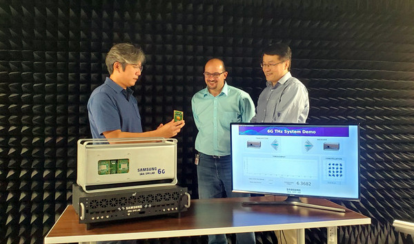 삼성전자의 삼성리서치 아메리카(SRA) 실험실에서 연구원들이 140GHz 통신시스템을 시연하고 있다 [사진=삼성전자]