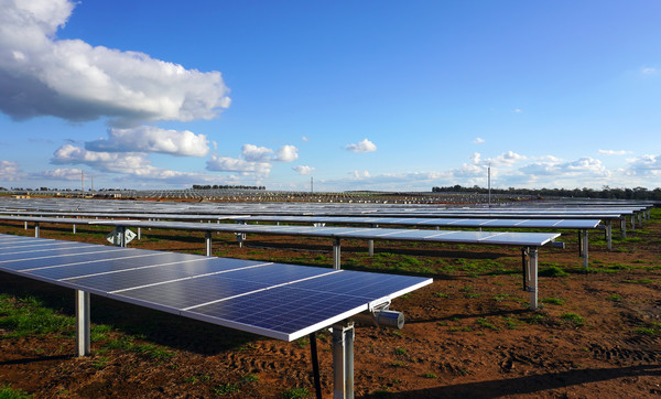 ATI가 호주에 설치해 가동 중인 태양광 발전설비 모습. 하부 구조물 등에 포스코의 포스맥이 적용됐다 [사진=포스코]