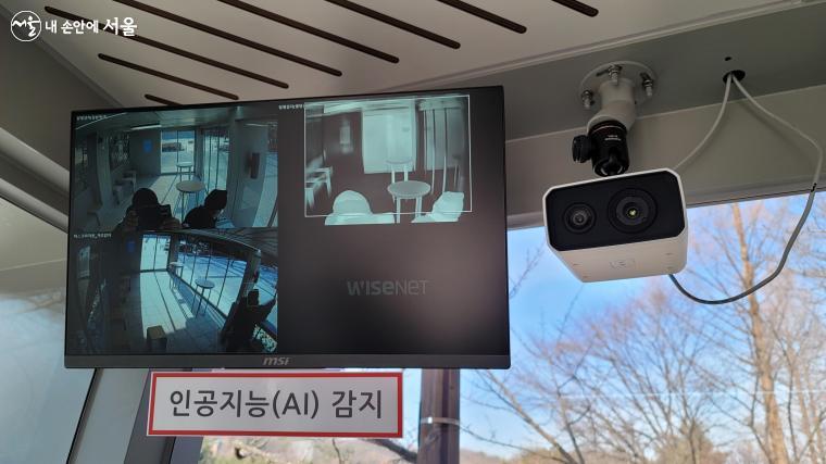 스마트쉼터에는 AI 감지 기술이 탑재된 CCTV가 있어 범죄를 예방한다(출처: 서울시)