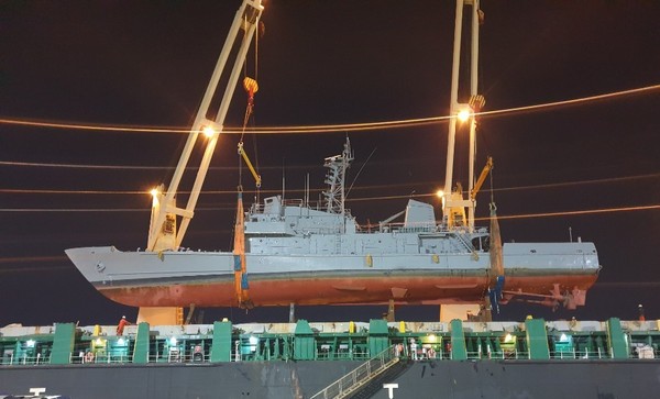 에콰도르로 이송하는 선박에 해양경찰 퇴역 경비함을 싣는 모습 [제공=해양경찰청]