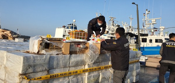 목포 해상에서 중국산 담배를 밀수하던 어선을 적발, 밀수품을 확인하고 있는 목포해경 [사진=해양경찰청]