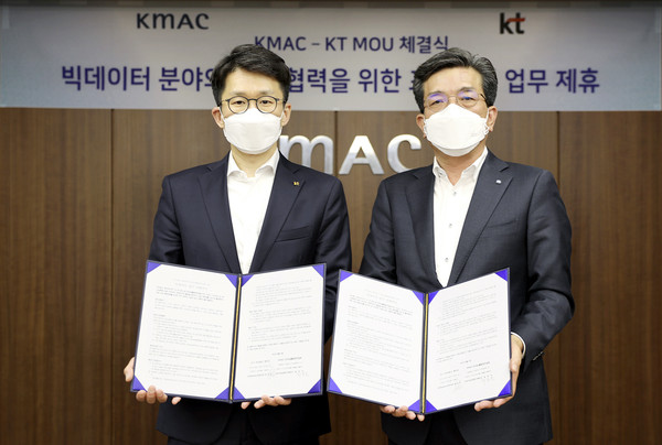 최준기 KT AI빅데이터사업본부장(왼쪽)과 최돈모 KMAC CSO가 MOU 체결 후 기념사진을 촬영하고 있다. [사진=KT]