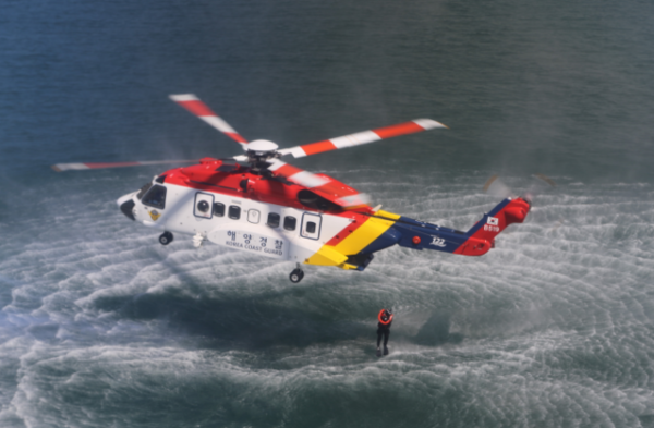 해양경찰 헬기를 이용해 인명구조 훈련을 실시하고 있는 모습 [사진=해양경찰청]