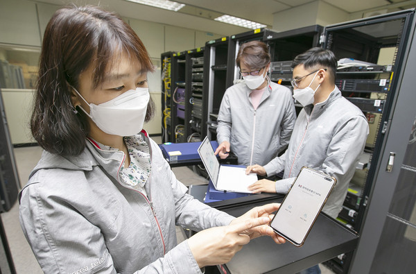 대전 KT대덕제2연구센터에서 연구원들이 ‘양자 하이브리드 기술’을 시연하고 있다 [사진=KT]