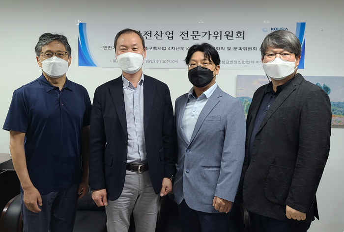 (왼쪽부터) 박구만 교수, 서병일 협회장, 박진호 교수, 박광영 교수