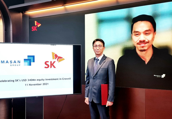 (왼쪽부터) 박원철 SK동남아투자법인 대표와 대니 레 마산그룹 CEO가 화상으로 크라운엑스 투자 계약을 체결하고 있다 [사진=SK]