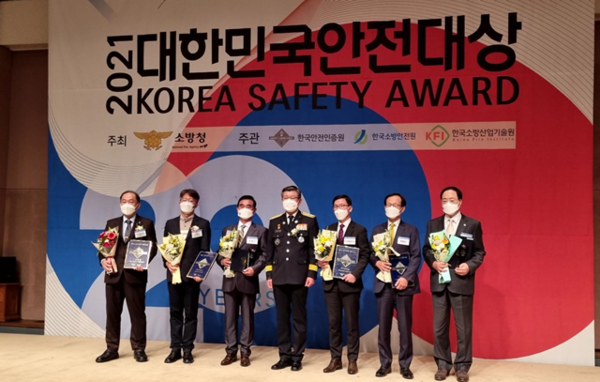 지난 17일 한국프레스센터에서 개최된 제20회 대한민국 안전대상 시상식에서 하운식 존슨콘트롤즈 코리아 대표(맨 우측)가 국무총리상을 수상하고 있다.